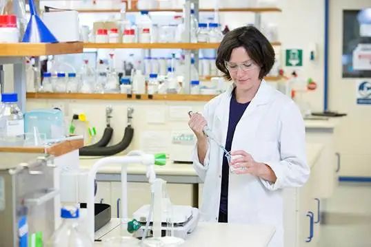 想和牛津大学前校长，苹果技术中心总经理做校友吗？奥克兰大学工程学院帮你圆梦！