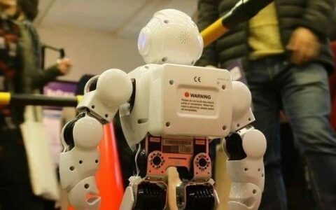 想和牛津大学前校长，苹果技术中心总经理做校友吗？奥克兰大学工程学院帮你圆梦！