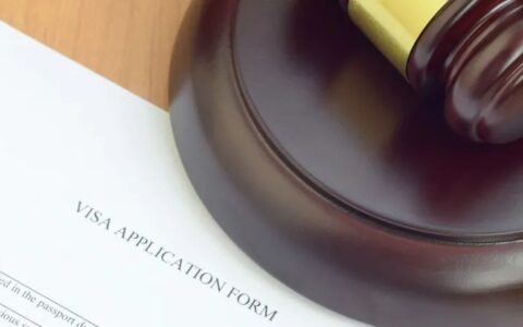 中国夫妇居民签证申请被拒，只因这项调查没过